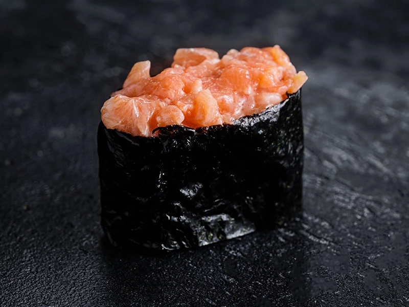 Гункан с лососем