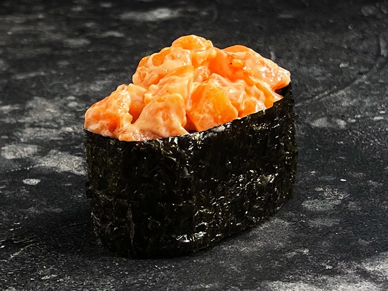 Гункан с лососем в соусе Спайси